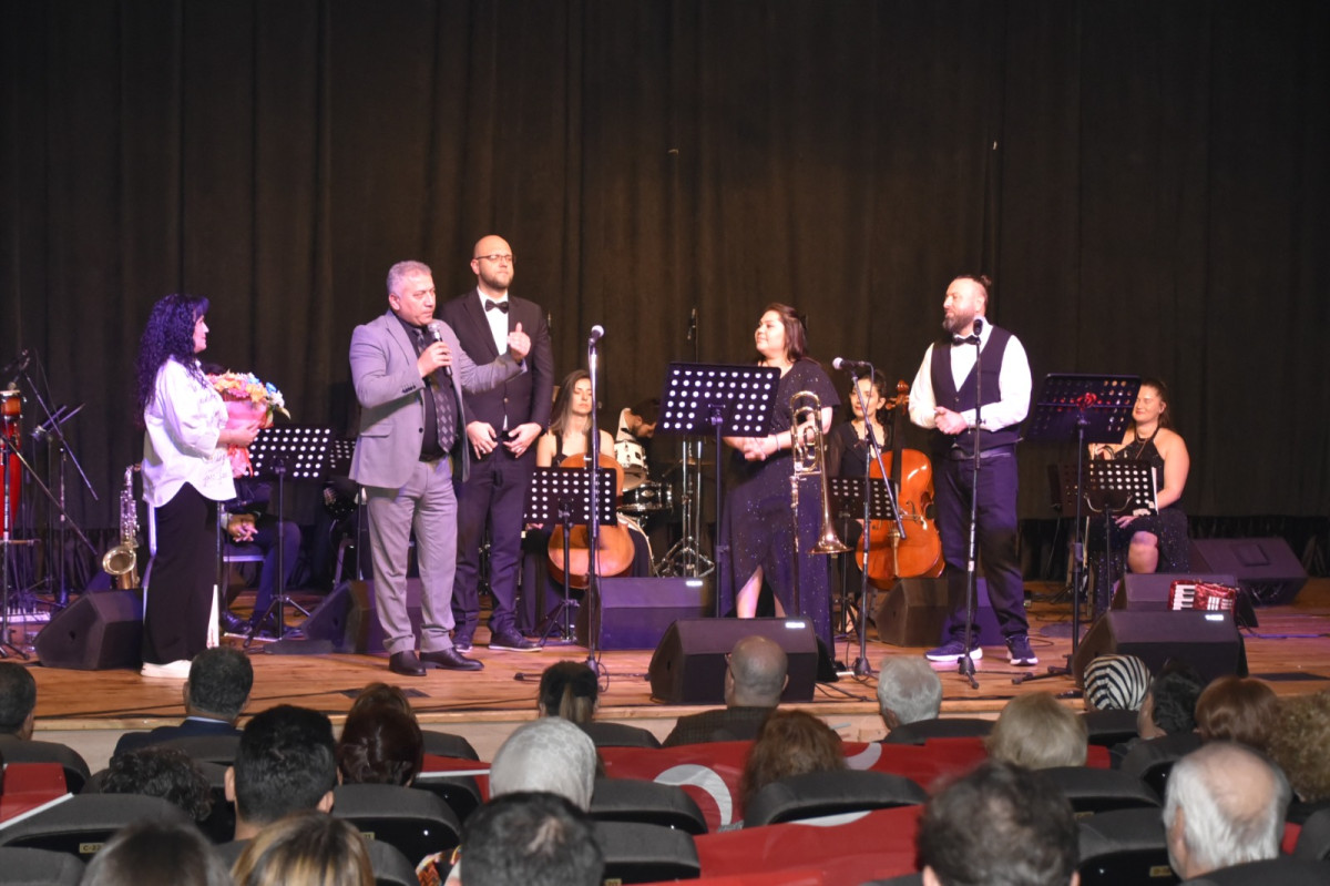 İZMİT BELEDİYESİ KENT ORKESTRASI KONSERİ BÜYÜLEDİ